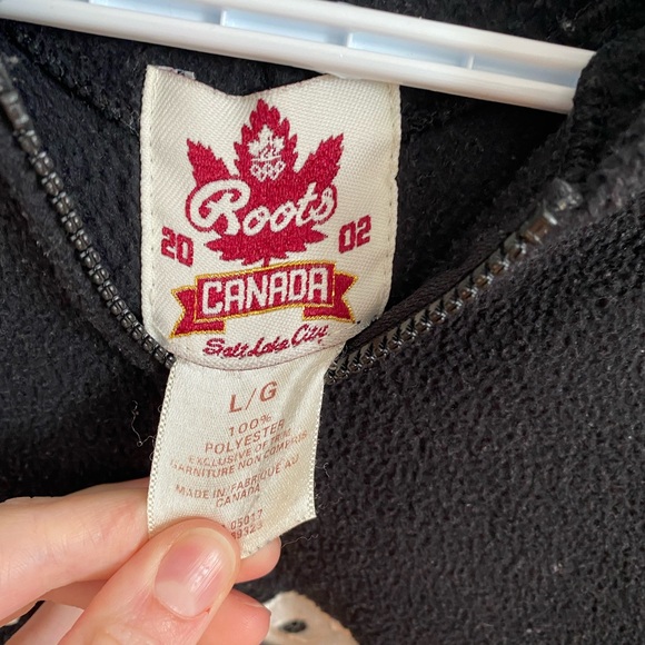 3/$30 ✨ ROOTS | Vintage Hooded Sweater - Picture 3 of 5